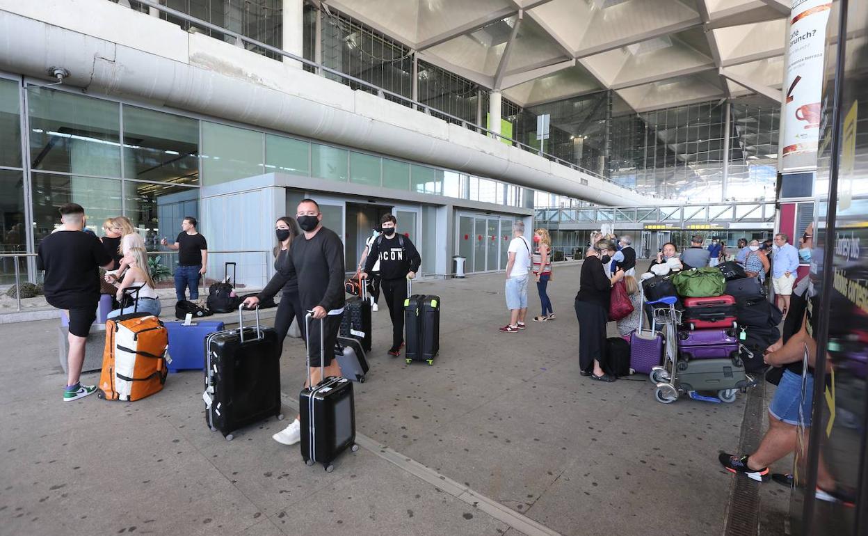 Indignación en la Costa del Sol por la decisión del Gobierno de hacer PCR a turistas en Canarias