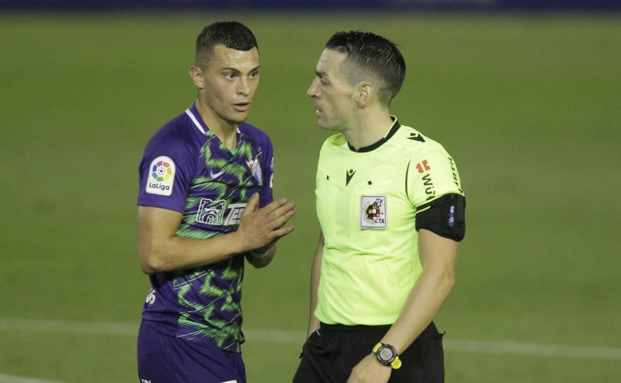 Rahmani protesta a Prieto Iglesias durante el partido en Tenerife. 