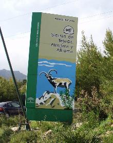 Imagen secundaria 2 - Arriba, varias de las tirolinas instaladas por la firma catalana; abajo a la izquierda, una de las pozas del río Chíllar, y a la derecha, el acceso a la zona de El Pinarillo desde la Cueva de Nerja. 