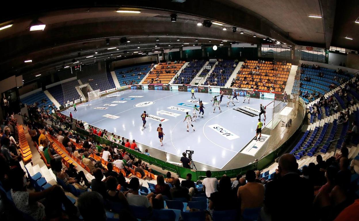 Panorámica del pabellón El Limón de Alhaurín de la Torre en la reciente Copa de la Reina de balonmano, sin superar los 400 espectadores de aforo. 