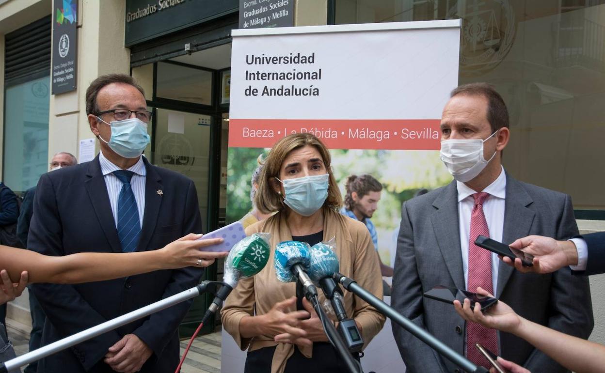 Rocío Blanco, entre el presidente del Colegio de Graduados Sociales y el rector de la UNIA. 