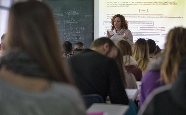 Más 30.000 funcionarios interinos piden a la Junta de Andalucía que suspenda las oposiciones de estabilización