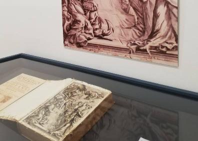 Imagen secundaria 1 - El diputado de Cultura, Víctor González, visita la exposición con la comisaria. Abajo, uno de los libros expuestos y el retrato de Suceso Luengo.