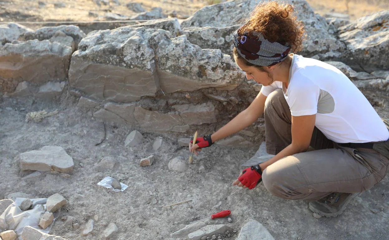 Proceso de excavación del monumento funerario megalítico a los pies de la Peña de los Enamorados de Antequera 