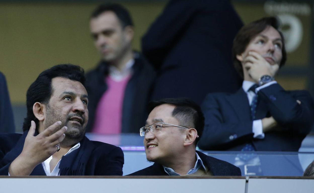 El jeque Al-Thani, en el palco de La Rosaleda en un partido del Málaga.