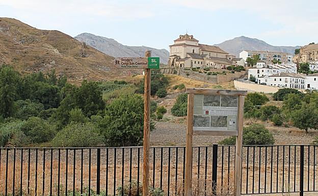Imagen principal - 1. El inicio de la ruta está junto al Puente de los Remedios. Carril por el que hay que subir durante un kilómetro. Vista de Antequera antes de llegar all depósito de agua.