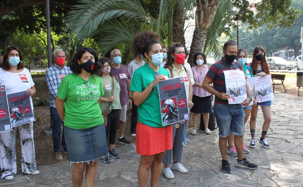 Organizaciones sindicales se movilizan para exigir menos alumnos por clase. 