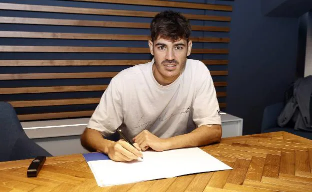 Jozabed, en las oficinas del Málaga, en la firma de su contrato. 