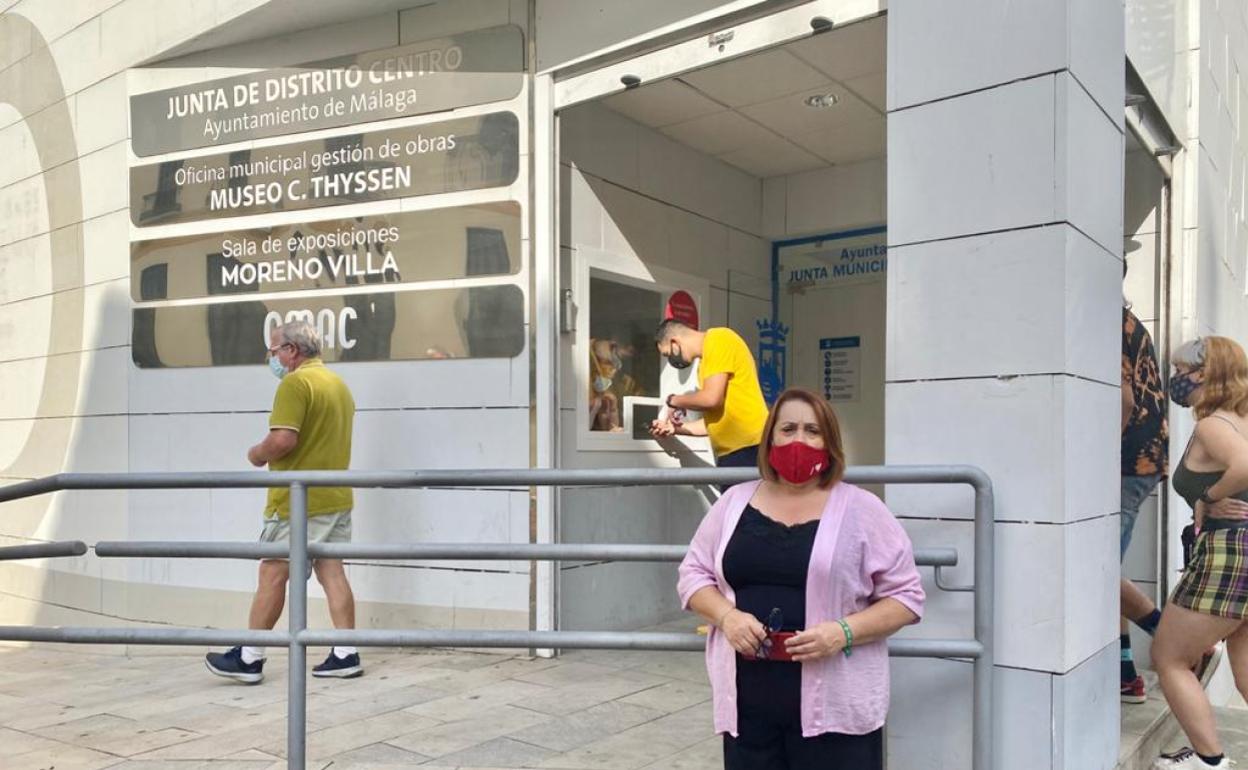 La socialista Mari Carmen Martín, en la oficina municipal del Centro.