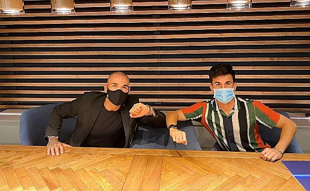 Manolo Gaspar y Matos se saludan con los codos. 