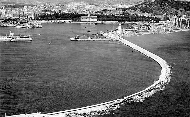 Muelle de levante con los destrozos causados por el temporal en 1963