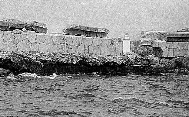 Oleaje en el muelle de levante partido en dos partes.