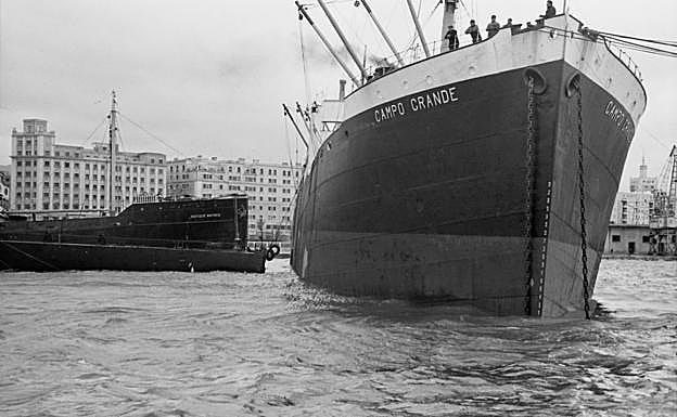 Imagen principal - Choque del buque 'Campo Grande'. Paseo Marítico. Embarcación hundida