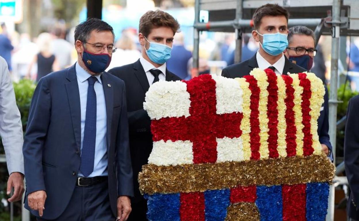 Josep Maria Bartomeu (i), durante la ofrenda floral en la Diada. 