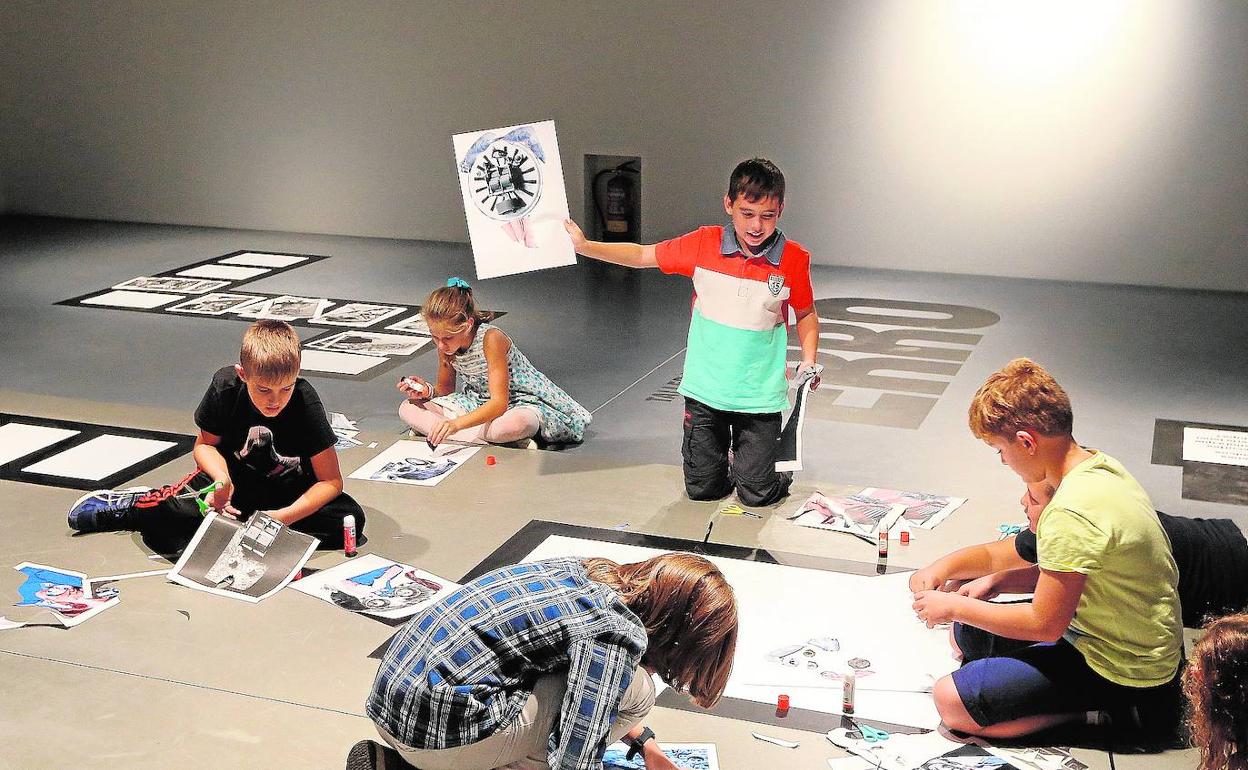 Imagen de archivo de algunos niños jugando en el Centre Pompidou.