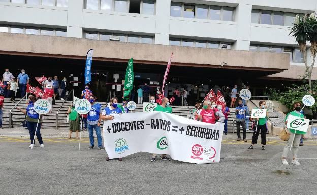 Concentración de delegados sindicales de ANPE, CSIF y UGT. 