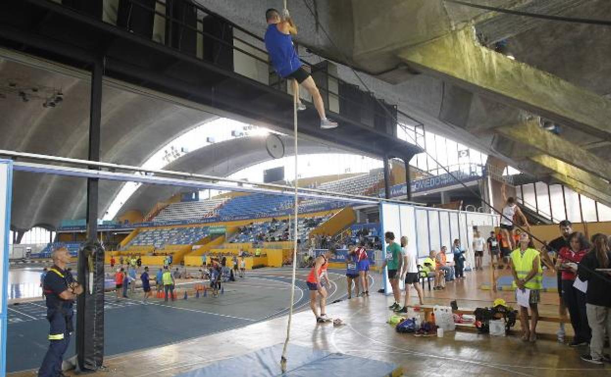 Imagen de archivo de una prueba de trepar con la cuerda.