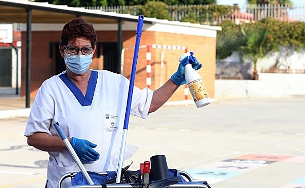 María Ocaña, con spray desinfectante contra el virus. 