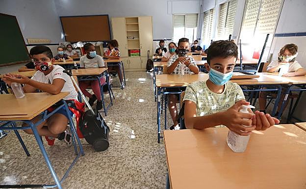 Un alumno se aplica una dosis de gel hidroalcóholico. 