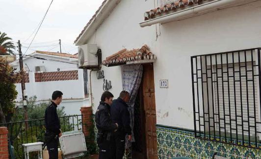 La Policía Nacional, cuando acudió a la vivienda el pasado diciembre. 