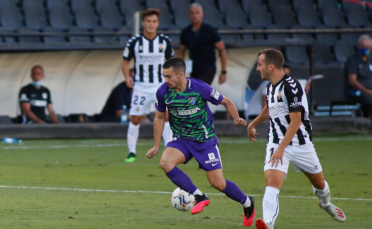 Ramón controla con el exterior antes de avanzar con la pelota 