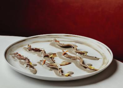 Imagen secundaria 1 - Dani García recupera para Four Seasons platos característicos de su cocina como el gazpacho verde con tomate nitro, las anchoas con emulsión de trufa o el tartar de zanahoria.