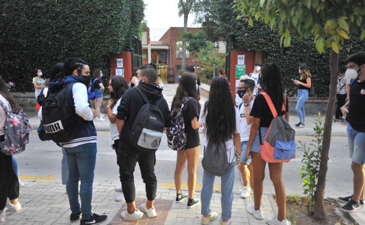 Alumnos, esperando a primera hora de la mañana para entrar en el IES Politécnico Jesús Marín. 