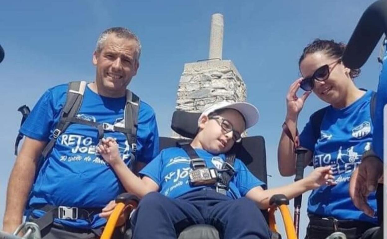 El pequeño Álvaro Molina, junto a sus padres, este domingo en la cima de La Maroma. 