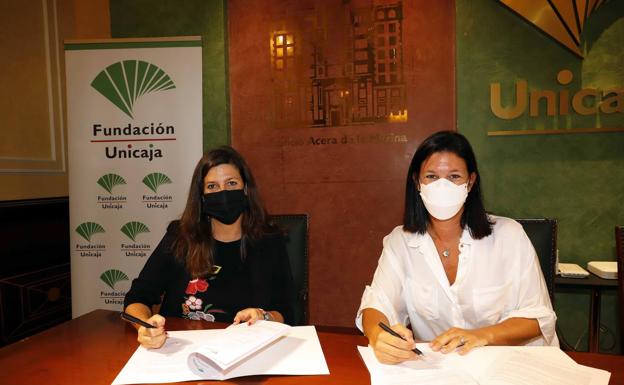 La responsable de Solidaridad Social y Educación de la Fundación Unicaja, Ana Cabrera; y Victoria Marín, en representación de la asociación Altamar, en la firma del convenio