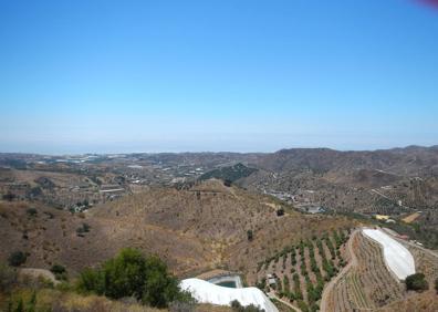 Imagen secundaria 1 - Arriba, el paisaje es fundamentalmente agrícola. Abajo, el camino discurre entre lomas y cerros, aunque existen, en algunos casos, subidas muy pronunciadas, y, a la derecha, vértice geodésico de la Loma de Barcos.