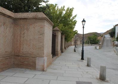 Imagen secundaria 1 - Arriba, señales indicativas de esta ruta. Abajo, a la izquierda, los primeros metros discurren por la acera, y, a la derecha, señales en el punto donde el carril de tierra llega a la carretera.