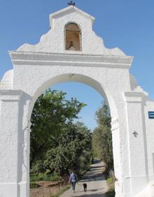 Imagen secundaria 2 - Arriba, el itinerario está bien indicado en su parte menos urbana. Abajo, punto en el que esta etapa coincide con la ruta de Puerto de la Torre a Campanillas, y, a la derecha, ermita de San Cayetano.