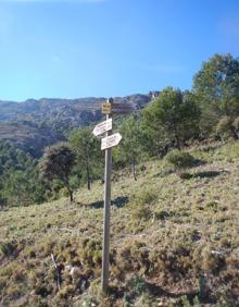 Imagen secundaria 2 - Arriba, subida por un camino empedrado. Abajo, camino de la Dehesa, y, a la derecha, cruce de caminos.