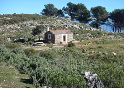 Imagen secundaria 1 - Arriba, indicaciones para el Llano de la Morena. Abajo, antiguo refugio del Llano Cristóbal, y, a la derecha, la mayor parte del recorrido discurre por caminos anchos.