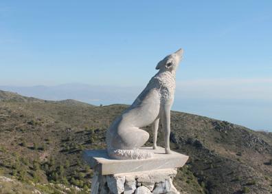 Imagen secundaria 1 - Arriba, último tramo antes de llegar a la zona más elevada del recorrido. Abajo, la emblemática figura del lobo aullando en el mirador, y, a la derecha, esta zona es atravesada por una etapa de la Gran Senda de Málaga.