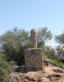 Imagen secundaria 2 - Arriba, casi todo el recorrido discurre por estrechos senderos de tierra o rocosos. Abajo, al fondo, Coín, y, a la derecha, vértice geodésico de Sierra Gorda