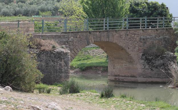 Imagen principal - Arriba, puente de La Molina. Abajo, cauce del Turón a su paso por Ardales, y a la derecha, entre olivares se atisba la fortaleza del Turón.