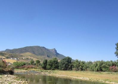 Imagen secundaria 1 - Arriba, puente de La Molina. Abajo, cauce del Turón a su paso por Ardales, y a la derecha, entre olivares se atisba la fortaleza del Turón.