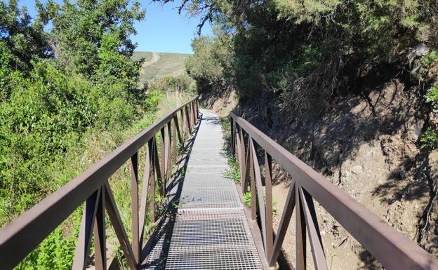 Imagen principal - Arriba, las pasarelas metálicas pasan por encima de la acequia en muchos tramos. Abajo, la ruta tiene muchos tramos prácticamente llanos, y a la derecha, este sendero, que ya es circular, está homologado.