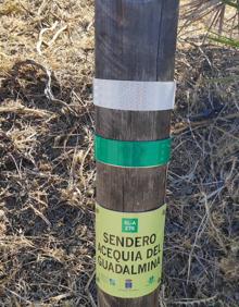 Imagen secundaria 2 - Arriba, las pasarelas metálicas pasan por encima de la acequia en muchos tramos. Abajo, la ruta tiene muchos tramos prácticamente llanos, y a la derecha, este sendero, que ya es circular, está homologado.