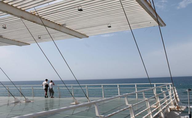 Imagen principal - Arriba, mirador del Faro de Torrox. Abajo, faro de Torrox y yacimiento Romano de Caviclum, y a la derecha, enlace con la cuarta etapa de la Gran Senda de Málaga