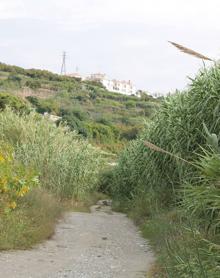 Imagen secundaria 2 - Arriba, cartel informativo de este sendero homologado. Abajo, el antiguo Convento de Nuestra Señora de las Nieves está junto al punto de partida, y a la derecha, en la segunda mitad del camino, el carril es ancho y cómodo.