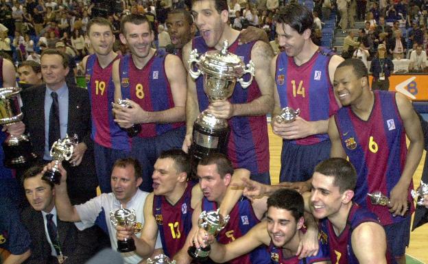 Jasikevicius, en el centro abajo, abraza al malagueño Nacho Rodríguez, durante la celebración del título de la Copa del Rey de 2001 ganado por el Barcelona en Málaga. 