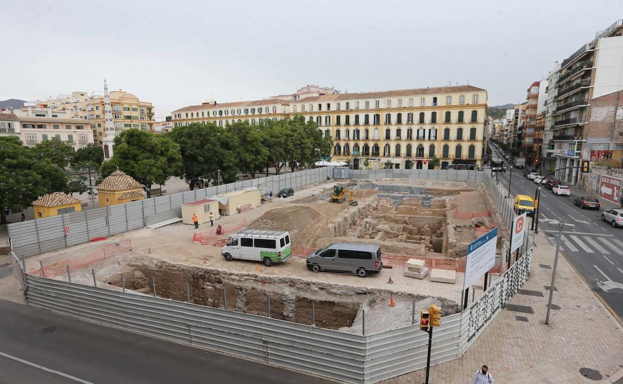 Los camiones han empezado a cubrir con tierra los restos excavados, tras ser cubiertos con una capa geotextil para protegerlos. 