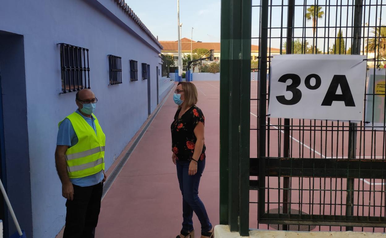 La concejala de Educación, Mariló Olmedo, en uno de los centros escolares.