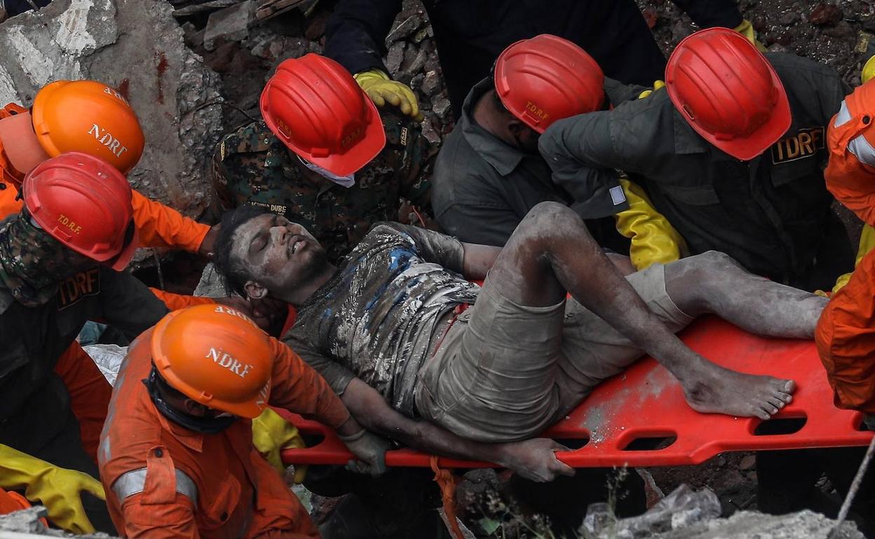 Uno de los supervivientes en el derrumbe de un edificio de bombay.