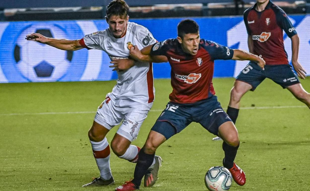 Chavarría, a la izquierda, pugna con un defensa durante el partido del Mallorca ante Osasuna. 