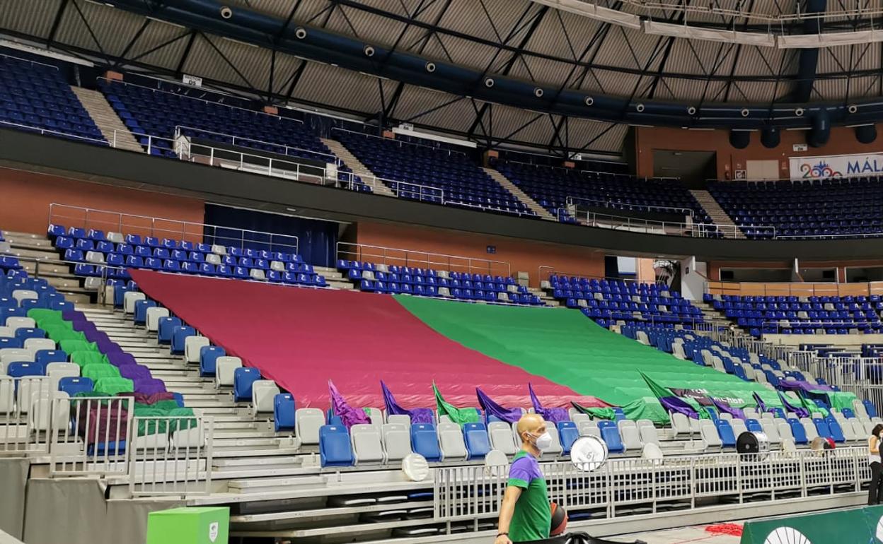 Imagen de la grada donde se ubica el Fondo Verde, el principal grupo de animación del Unicaja, donde lucía una gran bandera verde y morada. 