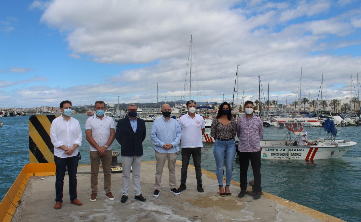 Ediles y representantes de la Mancomunidad Oriental de la Axarquía, en el puerto de Caleta de Vélez. 