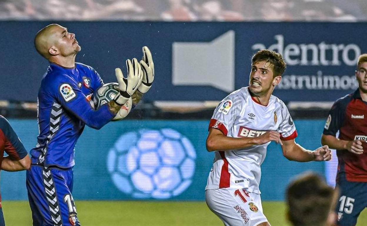 Chavarría intenta el remate durante el encuentro ante Osasuna de la pasada temporada. 